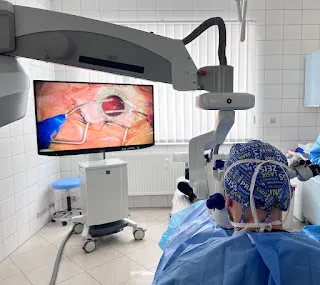 Sala operacyjna OKUMED z mikroskopem operacyjnym i torem wizyjnym